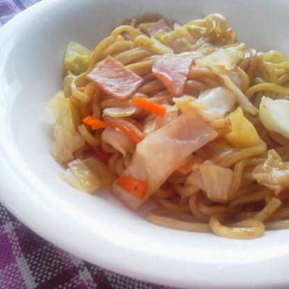 ちょうど焼豚切り落としがあったから、ナイスタイミングで作れた（＾00＾）ｖ冷凍麺だったから粉ソースじゃないけど、焼豚の旨みがgood❤美味しいって幸せ♡ごち様♪